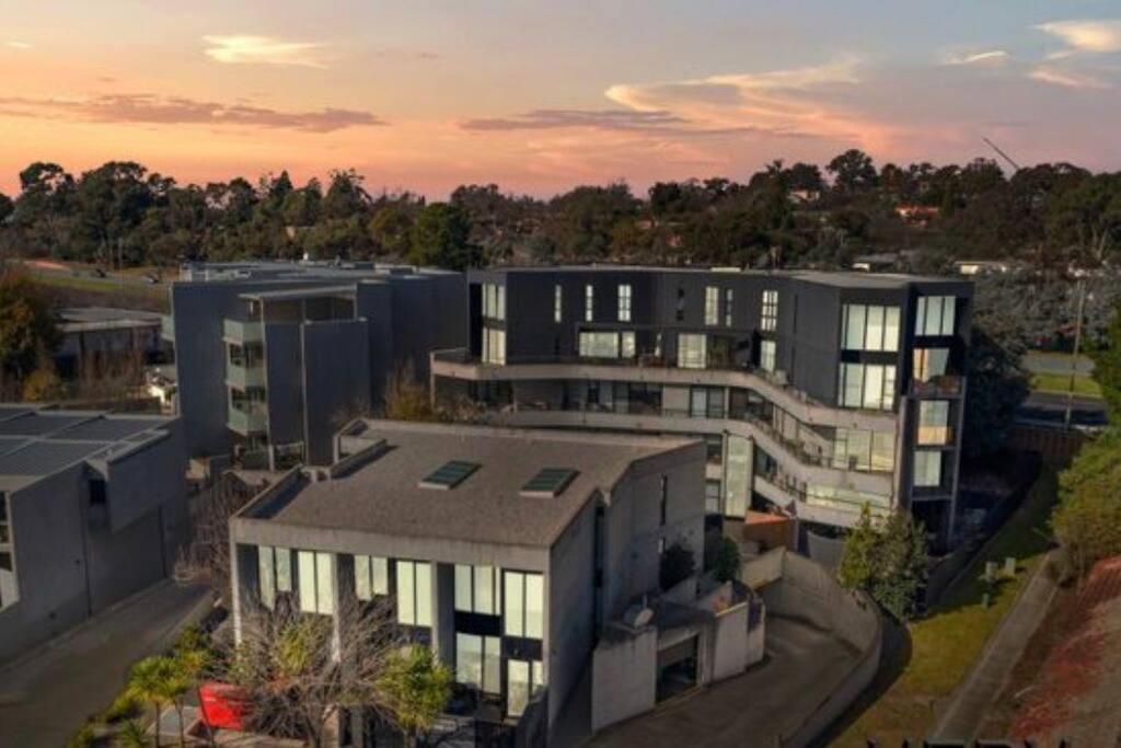Large Executive 3 Bedroom Apartment Yarralumla