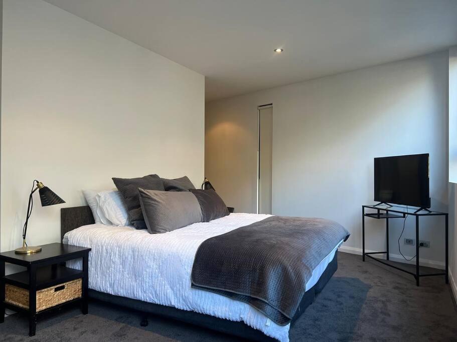 Large Executive 3 Bedroom Apartment *