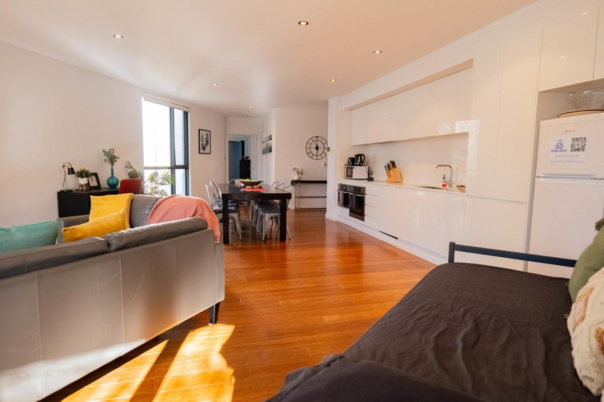 Large Executive 3 Bedroom Apartment *
