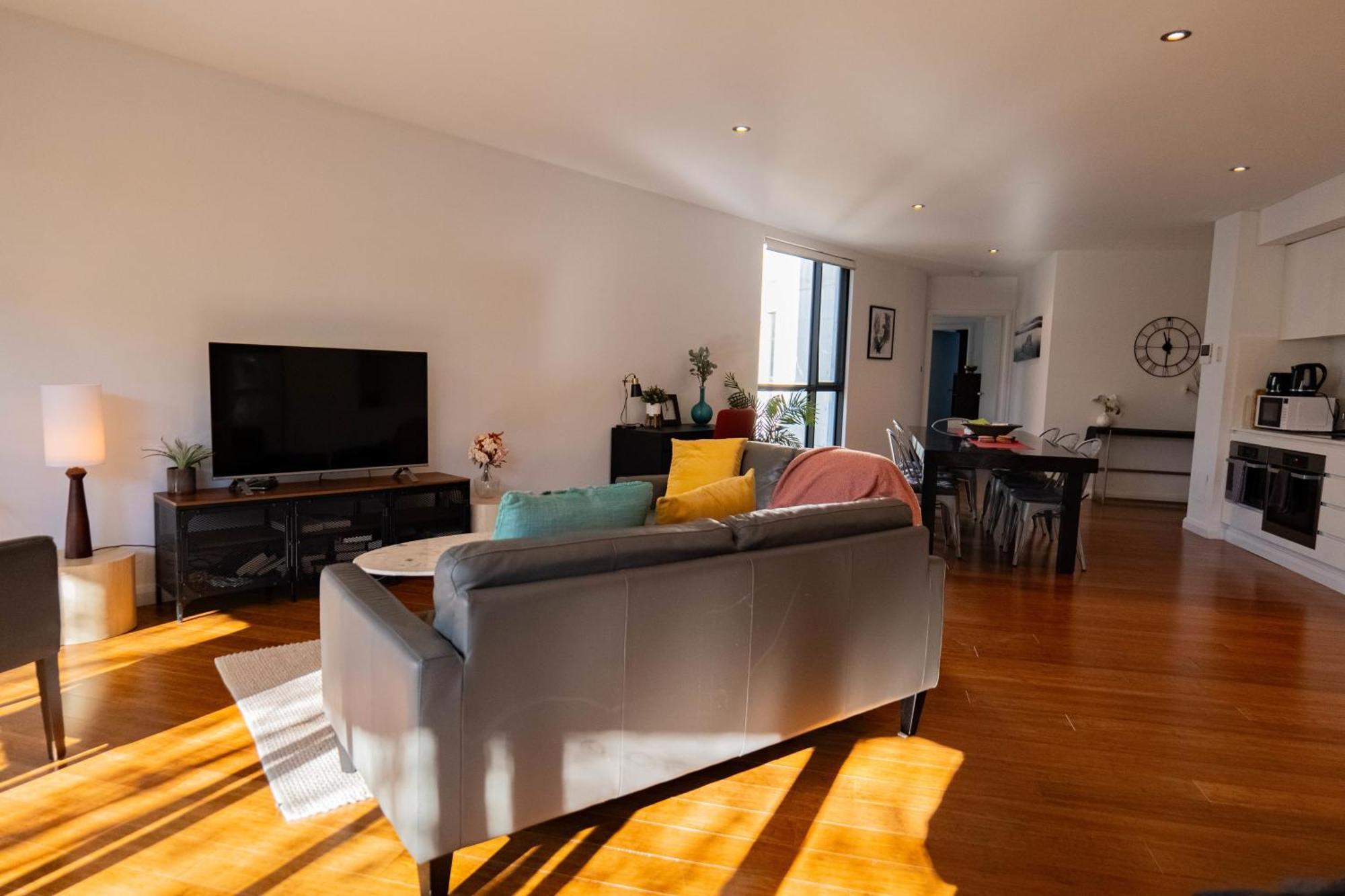 Large Executive 3 Bedroom Apartment *